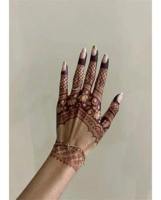 Fine Lace Arrangement On Back Hand Mehndi Design